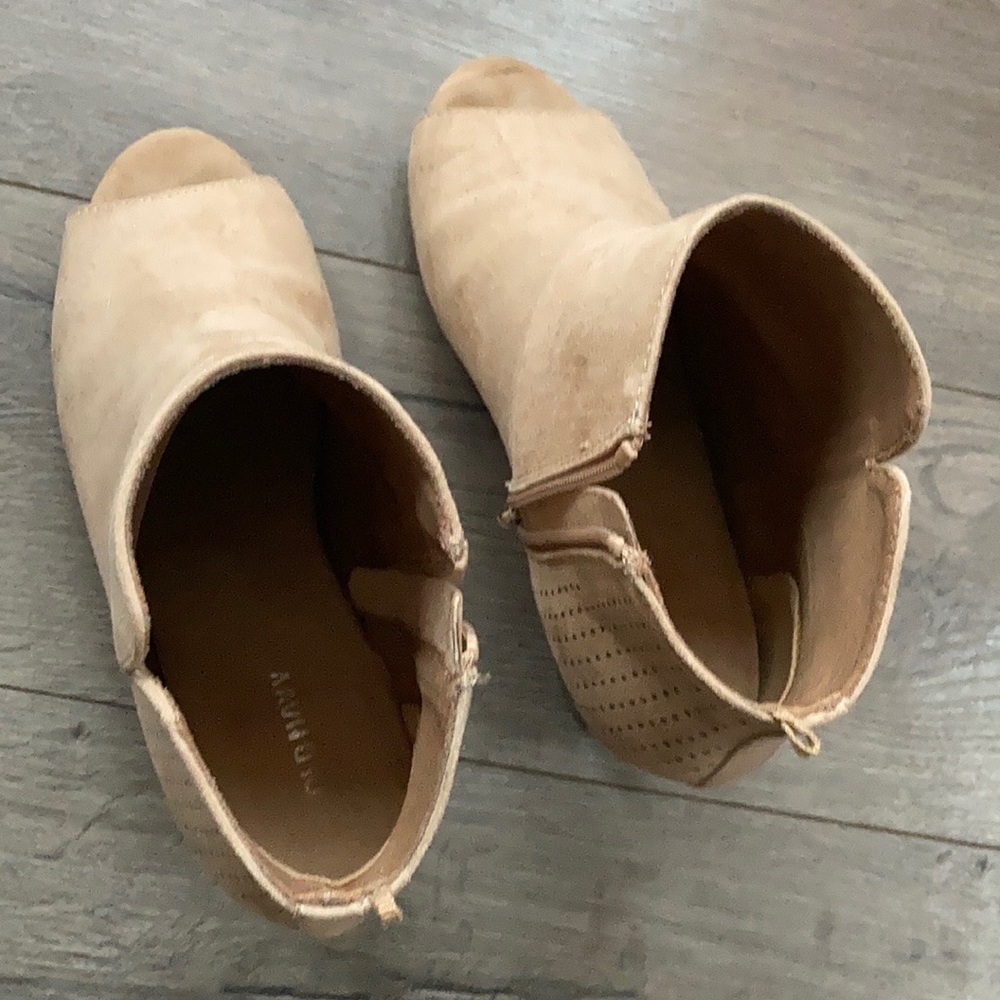 Old Navy Tan Peep Toe Zipper Close Block Heel Booties Size 9 Great Shape - Picture 6 of 8